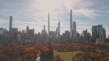 New York Central Park 'ta sonbahar. Sonbahar yeşillikleri olan New York Central Park. Central Park 'ın sonbahar renginde havadan çekimi. Central Park 'ın en güzel sonbahar yeşillikleri manzarası.