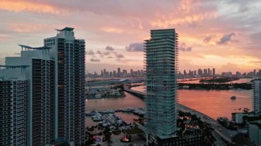 Geceleri Miami Sahili 'nin havadan görüntüsü. Geceleri Miami Sahili 'nin panorama manzarası. South Pointe Parkı 'nın havadan görünüşü. Miami 'de gece vakti. Geceleri Güney Miami 'nin en iyi manzarası