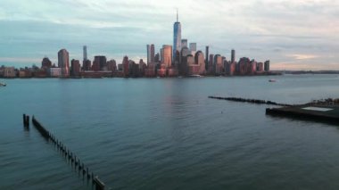 New York 'un gökdelenleri. Amerika 'ya git. New York, ABD. New York 'ta Manhattan manzarası. New York City USA Manhattan şehir merkezi finans bölgesi silüeti. Dron 'dan NYC' ye. NYC hava görüntüsü