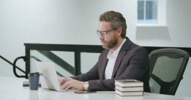 Ofis çalışanı sohbeti. İş adamı internette sohbet ediyor. Görüntülü arama. İş adamı ofiste görüntülü konuşma yapıyor. Takım elbiseli iş adamı sohbet konferansı. Dizüstü bilgisayardan iş görüşmesi. İş sohbeti