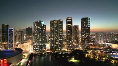 Alacakaranlıktaki Miami sahili hava manzarası. Şafak vakti Miami Sahili 'nin panorama manzarası. South Pointe Parkı 'nın havadan görünüşü. Miami 'de gece vakti. Güney Miami 'nin şafak vakti en iyi manzarası