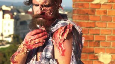 Cadılar Bayramı. Zombi adam. Cadılar Bayramı 'nda yüzünde kanlı yaralar olan ürkütücü bir adam. Yüzü kanlı zombi adam. Cadılar Bayramı için yaratıcı sanat makyajı. Adam korkunç zombiyle yüzleşiyor. Korkunç kâbus Cadılar Bayramı korku partisi