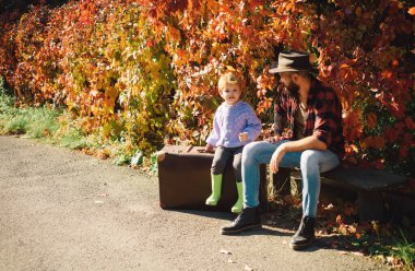 Ormanda yürüyüş sırasında babası ile şirin küçük çocuk.