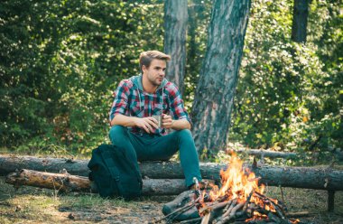 Ormanda kamp yapan adam. Turistler dinleniyor. Turizm konsepti. Piknik zamanı