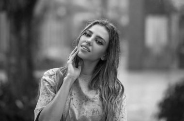 Güzel bir genç kadının stüdyo portresi. Temiz ciltli güzel bir manken kız. Güzellik, sağlık. Yazın açık havada manken. Sarı saçlı çekici bir kadın portresi.