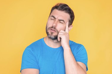 Düşünme konsepti. Odaklanmış zeki ve yaratıcı bir adamın portresi, parmaklarını yanaktan tutarak, düşünceli bir ifadeyle, düşünerek. Düşünceli adam iyi bir teklif düşünüyor. Çekici bir adamın portresi