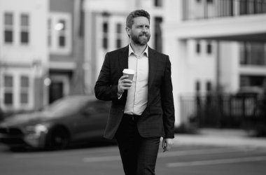 İş adamı portresi, kendine güvenen bir CEO. Zarif CEO iş adamının açık hava portresi. Takım elbiseli Ceo ofis çalışanı. İş adamı lider, patron, CEO. Finansal kurumsal danışman, yönetici, iş adamları