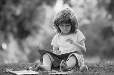 Mesafe öğrenme. İlkokuldan bir çocuk öğrenci. Okul rüyası. Hayalperest okul çocuğu. Hayaller ve hayal gücü. Hayalci okul çocuğu suratı.