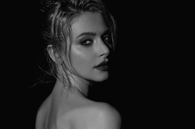 Sarışın bir kadının güzel yüzü. Stüdyoda poz veren seksi bir model. Güzel bir kızın portresi. Güzellik kraliçesi yakın plan çekimde. Stüdyo geçmişinde güzel bir kız yüzü. Şehvetli görünüş. Güzel kadın yüzü