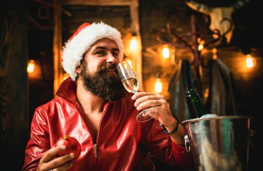 Noel Baba iç. Modern hipster santa kırmızı elbise ile. Noel kutlamaları, tatil. Sana mutlu Noeller diliyorum. Evde Noel'i yalnız. Mutlu yıllar adam