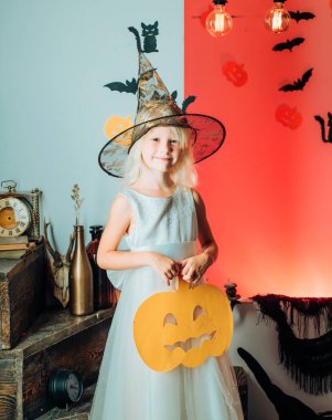 Mutlu Cadılar Bayramı gömlek. Jack-o-fener. 31 Ekim. Cadılar Bayramı partisi ve komik kabak. Cadılar Bayramı dekorasyon ve korkutucu kavramı. Cadılar Bayramın kutlu olsun hafta sonları