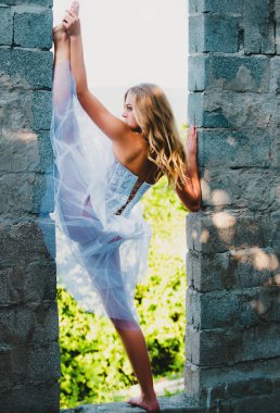 Sanat balesi. Genç balerin, balerin. Kadın esniyor. Bacak ayıran, esnek kız ayrılıyor. Genç kız yoga yapıyor, egzersiz yapıyor, spor yapıyor.