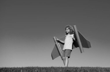 Gökyüzünde kanatları olan bir çocuk bir pilot hayal eder ve uçmayı hayal eder.