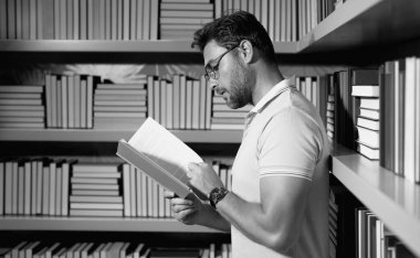 Öğretmenler günü. Okul sınıfında öğretmen öğretmeni. Bilgi, eğitim. Sınıfta ders veren bir adam. Üniversite sınavı. Üniversitede ders veriyorum. Eğitimci öğrenme kursları. Edebiyat okuyorum.