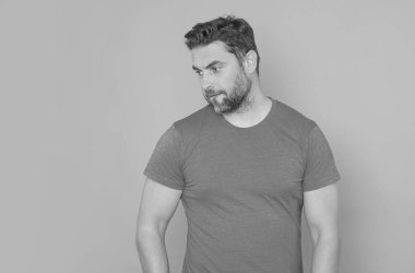 Düşünen düşünceli bir adam düşünceli bir şekilde planlarını pembe arka plan üzerinde izole eder. Yakışıklı düşünen bir adam düşünüyor. Düşünen bir adamın portresi. Düşünceli adam karar vermeyi düşünüyor.