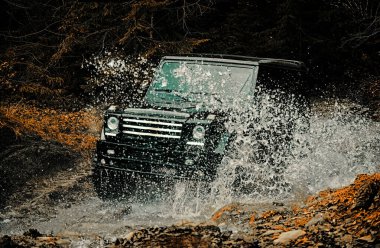Off-Road Dağ yolda seyahat. Yarış yoldan çamur ve su sıçrama içinde. Drag racing araba lastik yakar. Aşırı. Off-road araç. 4 x 4 trekking seyahat. Ralli yarış