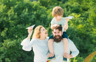 İnsanlar dışarıda eğleniyor. Aile, yaz tatillerini sever. Arkadaş canlısı aile kavramı. Ebeveynlik ve çocukluk kavramı. Ebeveynlik