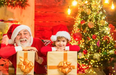 Sevimli çocuk evde Noel Baba 'yla oynuyor. Kış tatili Noel Baba çocuk Noel 'i evde kutluyor. Noel hediyeleri getirdim.