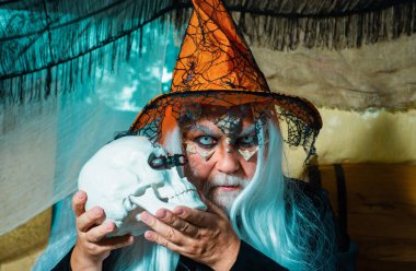 Kan makyajlı cadılar bayramı sakallı adam. Cadılar Bayramı konsepti Kanlı suratlı şeytan adam. Cadılar Bayramı adamı. Korkunç cadılar bayramı iblisi ile korku