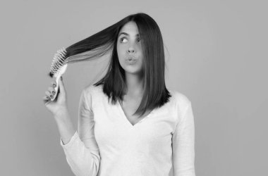 Saç dökülmesi sorunu olan eğlenceli bir kadın saç dökülmesinden endişeleniyor. Dağınık yatak kılları. Karışık saçlarla ilgili bir sorun. Saçları zarar görmüş endişeli bir kız. Saç dökülme sorunu