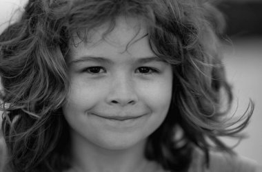 Çocuklar yakın çekim, mutlu yüzler görür. Komik çocuk suratı yakın çekim. Çocuk portresi. Sarışın çocuğun yakın gözleri. Komik çocukların yüzü çok yakın. Sevimli bir çocuğun portresi. Çocukların açık havada portresi. Çocuklar gülümsüyor, şirin