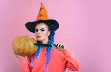 Geniş Cadılar Bayramı partisi sanat tasarım. Tatil Cadılar Bayramı tatil arka plan üzerinde komik karnaval kostümleri ile. Güzel genç kız cadı kostüm bıçak ve kabak. Parti ve Halloween festivaller