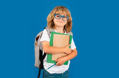 Öğrenci portresi, mavi izole edilmiş stüdyo geçmişi üzerine kitap tutuyor. Okul ve eğitim kavramı. Okula geri dön.