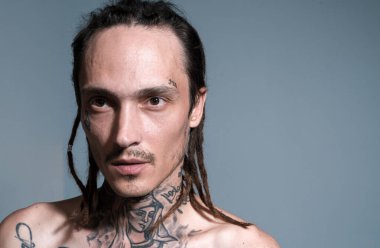 Ciddi yüzlü yakışıklı bir adamın portresi. Hippie, hippi adam dehşet içinde