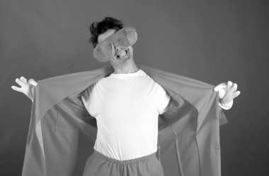 Komik palyaço portresi. Büyük gözlüklü komik adam.