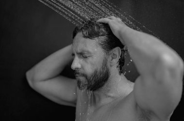 Saç yıkayan adam, portreyi kapat. Banyo yapan adam banyoda saç yıkıyor. Erkek model duşta saç yıkıyor. Duş alan seksi adam. Adam duş alıyor. Erkek şampuanı ve saç yıkama konsepti