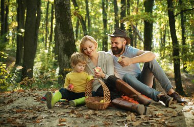 Mutlu bir aile sonbahar parkta eğleniyor. Baba Anne ve oğlu birlikte oynama. Mutlu aile ile vakit açık sonbahar parkta. Çocuklarla aile kamp