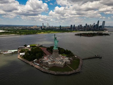 New York şehir manzarasının üzerindeki Özgürlük Anıtı 'nı. Özgürlük heykeliyle New York şehri silueti. Özgürlük Heykeli ve Manhattan. ABD 'nin sembolü. NYC