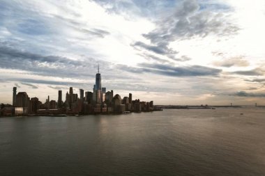 New York 'un gökdelenleri. Amerika 'ya git. New York, ABD. New York 'ta Manhattan manzarası. New York City USA Manhattan şehir merkezi finans bölgesi silüeti. Dron 'dan NYC' ye. NYC hava görüntüsü