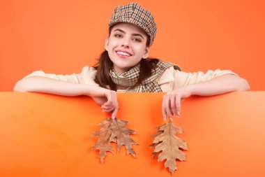 Sonbahar yapraklı genç bir kadının stüdyo portresi