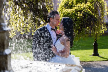 Gelin ve damat dışarıda evleniyor. Birbirine aşık çiftler, evlilik töreni ve etkinlik. Kutlama düğünü. Genç gelin ve damat çiftleri. Güzel Düğün Çifti