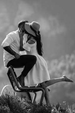 Düğün çifti gelin ve damat doğada. Birbirine aşık çiftler, evlilik töreni ve etkinlik. Kutlama düğünü. Genç gelin ve damat çiftleri. Güzel Düğün Çifti