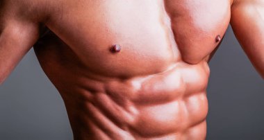 Kaslı erkek gövdesi, altılı paket. Karın kasları, omuzları ve göğsü mükemmel. Abs 'ı kapat. Gövdeye yakın. Ab. Kaslı gövde ve yırtık karın kasları. Seksi kaslı erkek vücudu. Gövdesi çıplak bir adam karın kası gösteriyor.