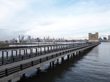 New York silueti. New Jersey 'den Manhattan manzaralı, New York gökdeleninden. New York 'un insansız hava görüntüsü. Büyük Elma. Hudson 'dan NYC panoraması. Şehir manzarası simgesi. Aşağı Manhattan NYC