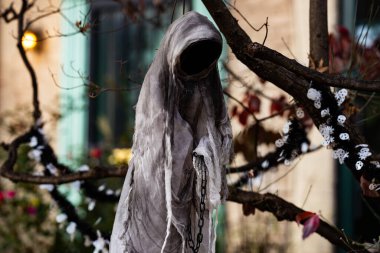 Cadılar Bayramı iskeleti. Cadılar Bayramı balkabağı ve dekore edilmiş ev için iskelet. Bir Amerikan evinin ön bahçesinde dekore edilmiş korkunç bir şey. Şeker mi şaka mı? Cadılar Bayramı geçmişi. Cadılar Bayramı 'nın sonbahar tatili