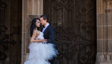 Gelin ve damat dışarıda evleniyor. Birbirine aşık çiftler, evlilik töreni ve etkinlik. Kutlama düğünü. Genç gelin ve damat çiftleri. Güzel Düğün Çifti