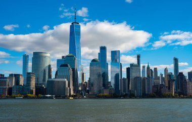 Manhattan güzel silueti, New York, Birleşik Devletler. Manhattan 'ın ortasındaki New York şehrinin gökyüzü manzarası. ABD NYC 'de. Amerikan büyük şehri. Güneşli bir günde Aşağı Manhattan silueti