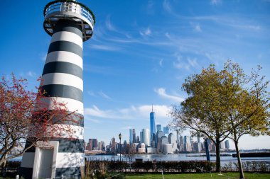 Manhattan güzel silueti, New York, Birleşik Devletler. Manhattan 'ın ortasındaki New York şehrinin gökyüzü manzarası. ABD NYC 'de. Amerikan büyük şehri. Aşağı Manhattan silueti
