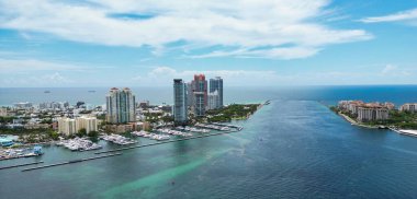 Miami plajı, okyanus gezisi yaz şehri. Miami Beach, South Beach, Florida, ABD. Kıyı şeridi, hava manzarası. Yüksek gökdelenlerin ve okyanusun havadan görünüşü, Miami Beach, Florida, ABD