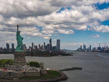 New York City, New York 'ta panoramik hava manzaralı Özgürlük Heykeli. New York Panorama üzerinde Özgürlük Anıtı. Özgürlük Anıtı 'yla New York şehrinin silüeti. Özgürlük Heykeli ve Manhattan