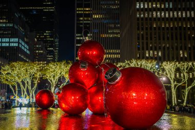 New York 'ta Noel. NYC, Yıl. New York Noel 'i kutluyor. Büyük kırmızı Noel toplarıyla kışın Manhattan 'da. New York 'ta. Kış tatilinde Manhattan. Manhattan 'da Noel Süslemeleri