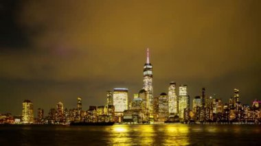 Zaman aşımı New York. New York City 'de bir gece. New York City Manhattan 'ın merkezindeki Skyline' da zaman aşımı. Sunset Sky NYC zaman çizelgesi. Hareket eden bulutlar New York 'un zaman geçişi
