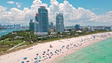 Miami Sahili, Güney Sahili. Miami Beach silueti. Miami şehir manzarası, hava manzarası. Miami kıyı şeridi, kıyı, okyanus kıyısının en üst manzarası. ABD 'de lüks seyahat. Okyanus yolculuğu
