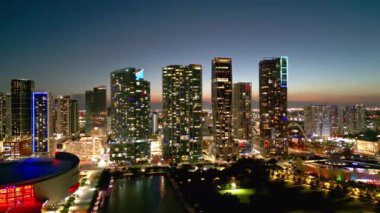 Miami Plajı, Güney Sahili. Gece Miami Sahili silueti. Miami 'de gece manzarası, hava manzarası. Miami kıyı şeridi, kıyı, okyanus kıyısının en üst manzarası. Okyanus yolculuğu