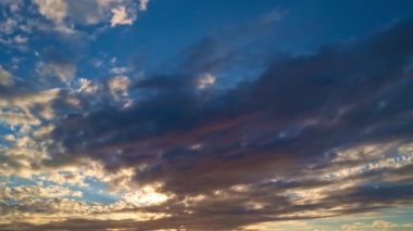 Gece Gökyüzü zaman çizelgesi. Hareket eden bulutlar ve günbatımı. Bulutlar akşam boyunca yüzer. Alacakaranlık gökyüzü zaman aşımına uğradı. Dramatik gökyüzü hareket ediyor. Kümülüs ve sirrus fırtınada. Gün doğumu bulutu