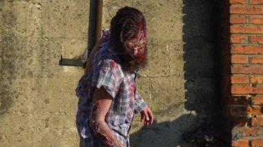 Cadılar Bayramı adamı. Cadılar Bayramı suratlı ürkütücü bir adam. Yüzü kanlı zombi adam. Cadılar Bayramı için yaratıcı sanat makyajı. Korkutucu Zombi Adam